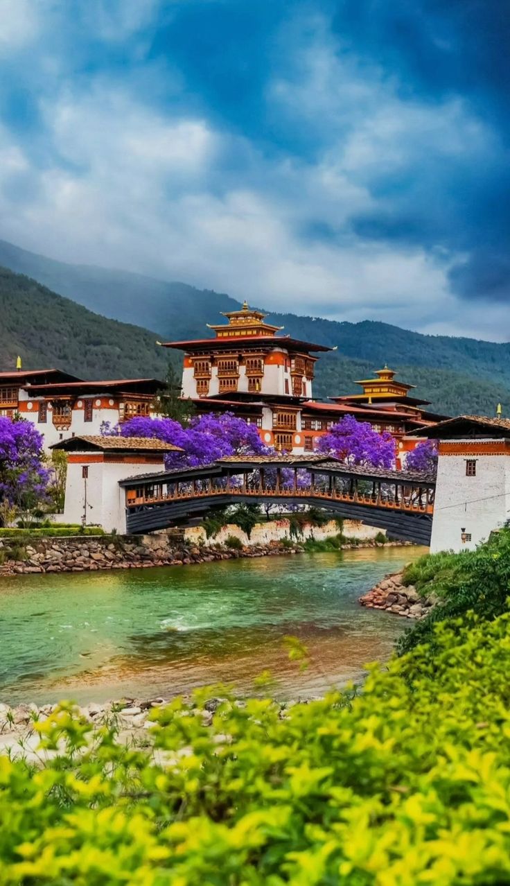 Punakha Dzong: A must-visit place to visit in Bhutan with stunning architecture and scenic river views.